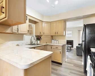 3-bedroom condo quiet and secure in an upscale neighborhood downtown Detroit. - דטרויט - מטבח