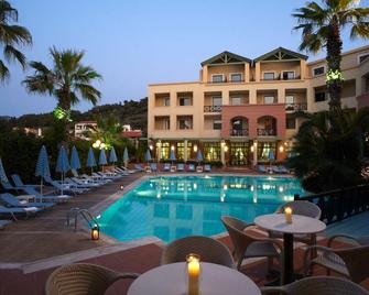 Samaina Inn - Karlovasi - Pool