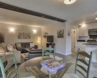 Quiet Ballard Courtyard Apartment Walk to Old Ballard Great cafes. - Seattle - Sala de estar