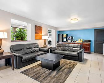 Days Inn by Wyndham Hoover Birmingham - Birmingham - Living room