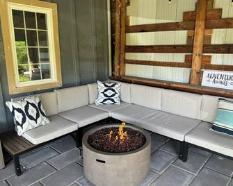 Modern Glamping Cabin in Springfield with king bed and AC on 3 private acres. - Springfield - Living room