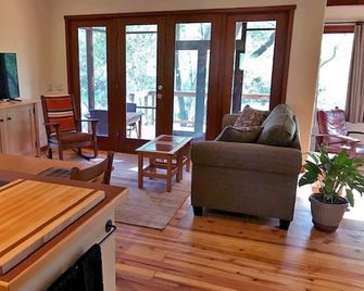 Beautiful Private Cottage 3 miles from the Sequoia Park Entrance - Three Rivers - Obývací pokoj