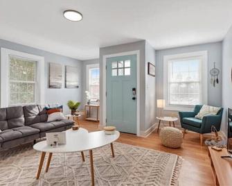 Boho Bungalow - Steps From Historic Downtown Apex - Apex - Living room