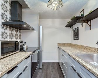 Art Haus-Stunning Apt Nr Arprt And Beaches Slps 6! - Tampa - Kitchen