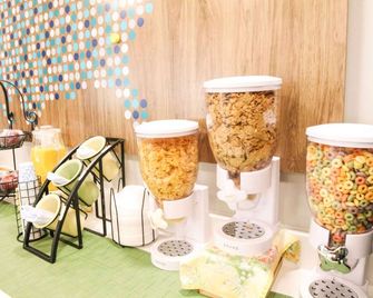 Microtel Inn & Suites by Wyndham Charlotte/Northlake - Charlotte - Buffet