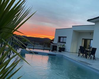Villa avec vue panoramique sur les Cévennes - Saint-Julien-les-Rosiers - Piscina