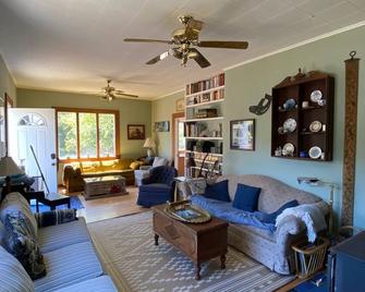 Unique Redwood home built 1920 with hot tub & short walk to the Elk beach - Elk - Sala de estar