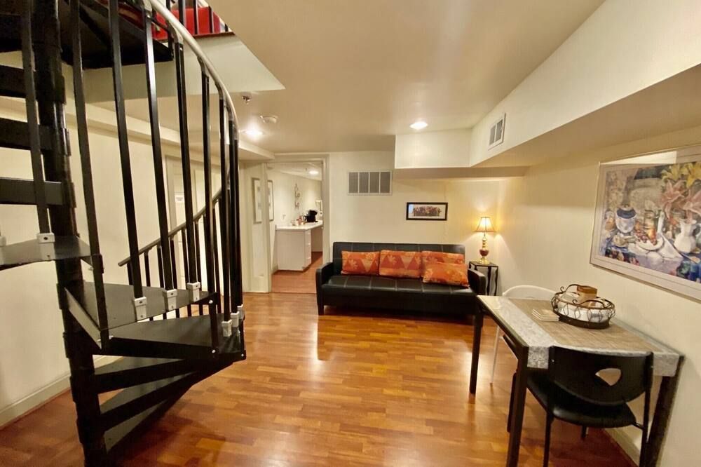 The 3 Bedroom Clifford House in Historic Mount Vernon - בולטימור - סלון