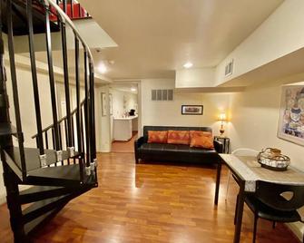 The 3 Bedroom Clifford House in Historic Mount Vernon - Baltimore - Sala de estar