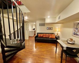 The 3 Bedroom Clifford House in Historic Mount Vernon - בולטימור - סלון