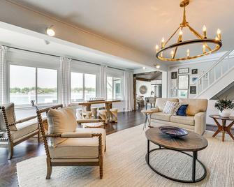 Luxe Lake Fenton Home Decks and Fire Pit! - Fenton - Living room
