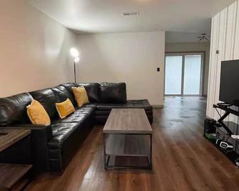 The Modern Hideaway - Blytheville - Living room