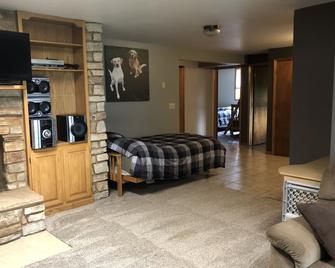 A chain of lakes cabin for amazing views, remodeled basement, pontoon to rent - Chetek - Habitación