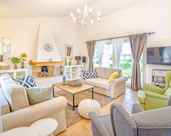 Beautiful villa with swimming pool, sea view, barbecue, wifi, free wifi - Momjan - Living room