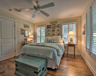 Bright St Simons Island Escape Walk to the Beach - Saint Simons - Bedroom