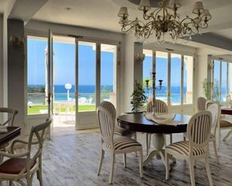 لا فيستا بوتيك هوتل آند سبا - بوتيك كلاس - كوساداسي - غرفة طعام