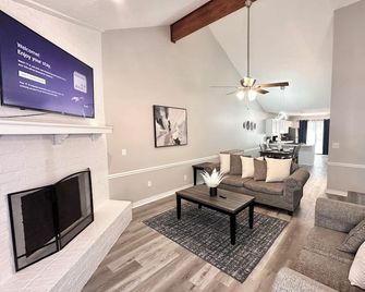 New! Homey Oasis near the Reservoir - Ridgeland - Вітальня