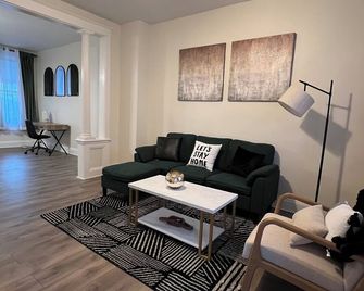 Boho Oasis 2 Bed 1 Bath home in Baltimore City! - Baltimore - Sala de estar