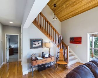 S Westridge View Cabin With Hot Tub & Ski-shuttle - Snowshoe - Living room