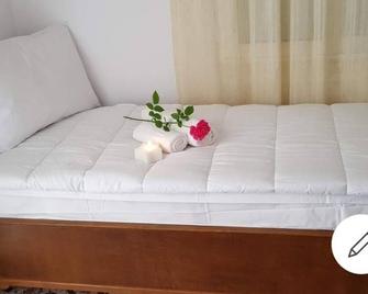 Villa house for 6 people with walking distance to the beach & all the amenities. - Tyros