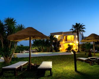 Don't give up the comforts of B&B Aia Grande !! Take a relaxing holiday - Uggiano la Chiesa - Patio