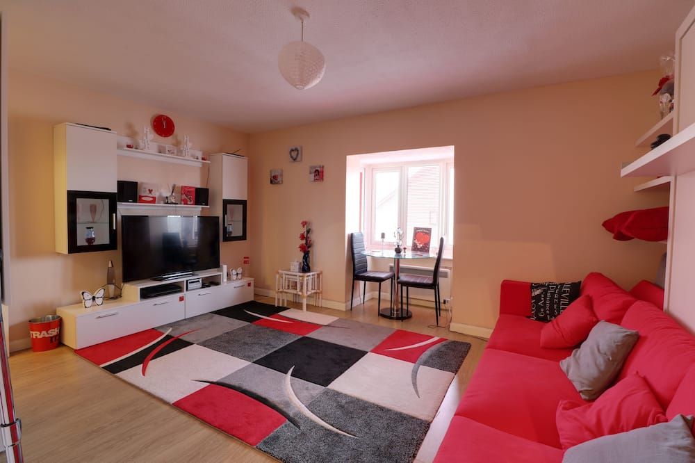 Luxury Studio Apartment - Northolt - Living room
