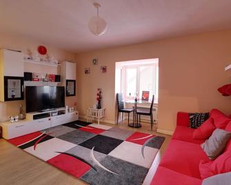 Luxury Studio Apartment - Northolt - Living room