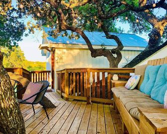 The Goodnight: Sweet Treehouse Suite With Kitchenette In The Texas Hill Country - Dripping Springs - Patio