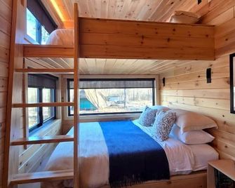 Willow: Modern Eco-Pod Retreat in Pennsylvania Forest in a Tiny Cabin with Scenic Views - Quakertown
