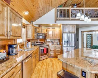 Updated Garden Valley Home with Fire Pit and Game Room - Garden Valley - Cocina