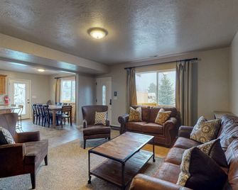 Updated Bear Lake cabin with game room & new swing set - walk to town - Garden City - Living room