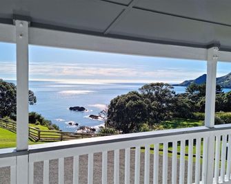 Lottin Point Motel - Hicks Bay - Balcony