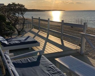 Enjoy the beach, Fireplace , Hot Tub the wine !! - Hampton Bays - Balcony