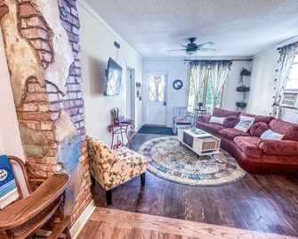 Charming Centennial Cottage-Downtown! - Rapid City - Living room
