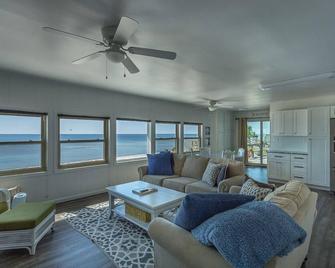Beach Barrack 4br/2ba - Carrabelle - Living room