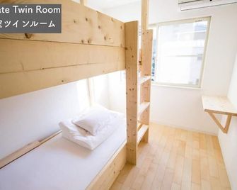 Iza Enoshima Guest House And Bar - פוג'יסאווה - חדר שינה