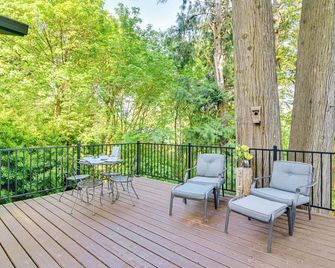 Riverfront Woodland Cabin: Wooded & Forested Views - Woodland - Balkon