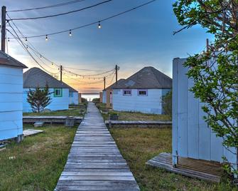 Newly Renovated Bayside Bungalow W/ King Bed, Kitchen, Sunroom, Deck And - Westhampton Beach - Outdoors view