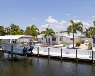 Waterfront Bungalow with Pool and Bikes in Matlacha - Matlacha