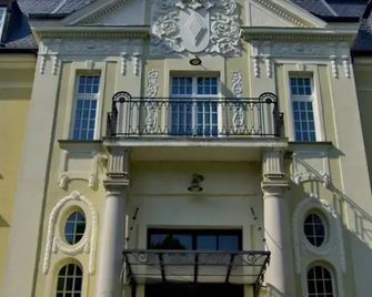 Pałac Borowa Centrum Konferencyjno-Hotelowe - Borowa - Budynek