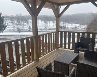 Farm stay with adorable animals, beautiful wooded trails and an inground pool. - Dover Plains - Balcony