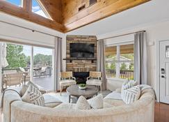 Designer Lake Front Retreat in Quiet Cove on Lake Wylie: King Beds & Bunk Room! - Lake Wylie - Living room