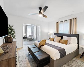 Spacious 8br W Guesthouse Pool Tons Of Games - Davie - Bedroom