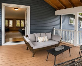 Second floor unit close to downtown Beulah & Crystal Lake for year-round fun! - Beulah - Balcón