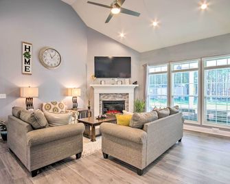 Bright Hopkins Home w/ Game Room & Fire Pit! - Hopkins - Wohnzimmer