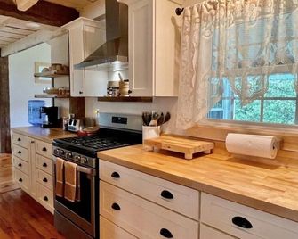 Restored 1875 Farmhouse 1.9 Miles to Dreams Park And 1.7 Miles to Village - Cooperstown - Kuchyň