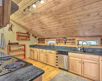 Cambridge Cabin Less Than 2 Mi to Smugglers Notch! - Jeffersonville - Kitchen