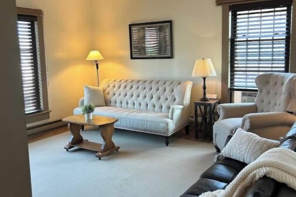 Elegantly Restored Historical 2-Bedroom Stay Near Psu