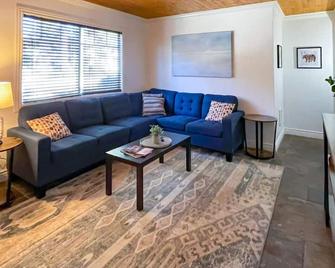Awesome Room Layout At Perfectly Located Lodge In South Lake Tahoe! - South Lake Tahoe - Sala de estar