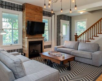 Modern Luxury Farmhouse with a Jacuzzi Tub near Woodstock, Vermont - Bridgewater - Living room